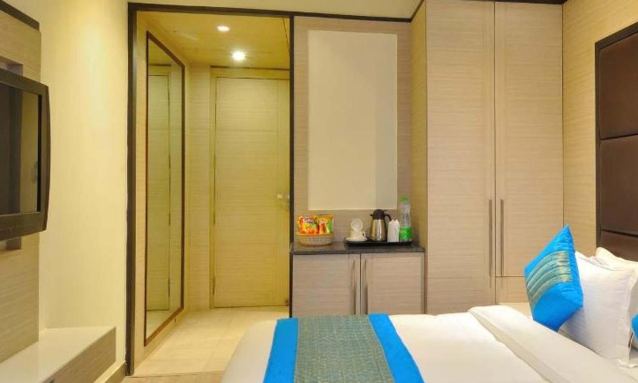 Hotel Royal Grand - Opposite Axis Bank East Patel Nagar New Delhi Exteriör bild
