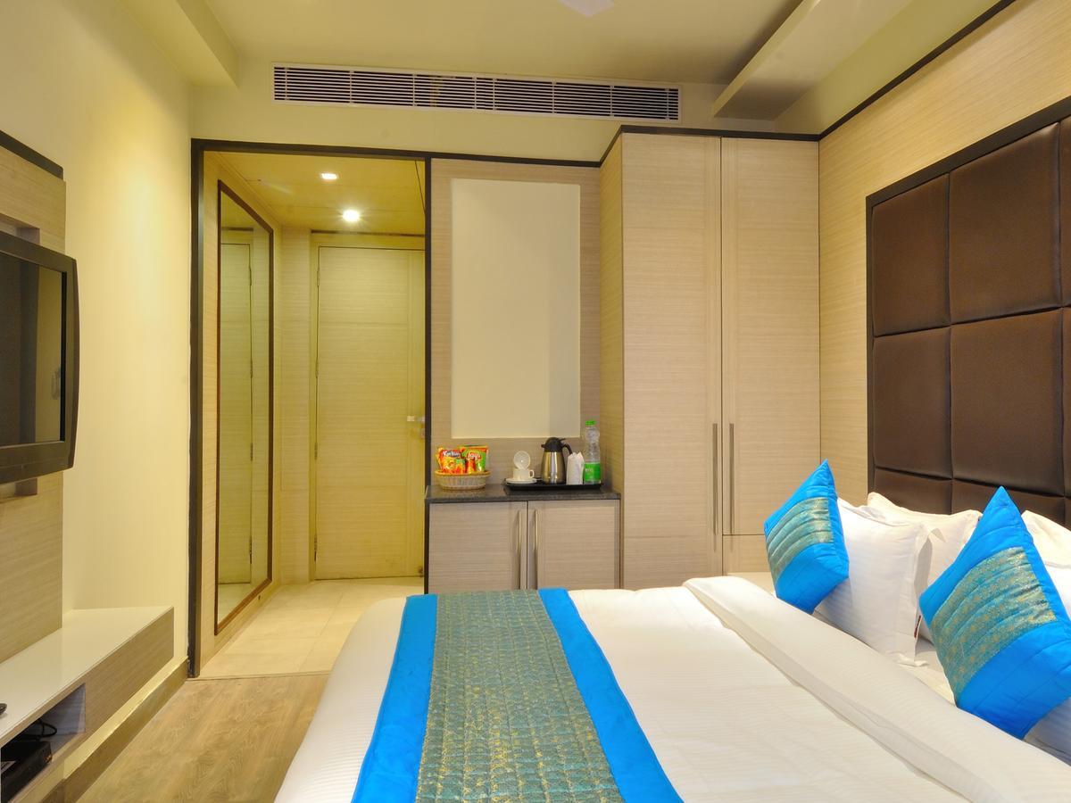 Hotel Royal Grand - Opposite Axis Bank East Patel Nagar New Delhi Exteriör bild