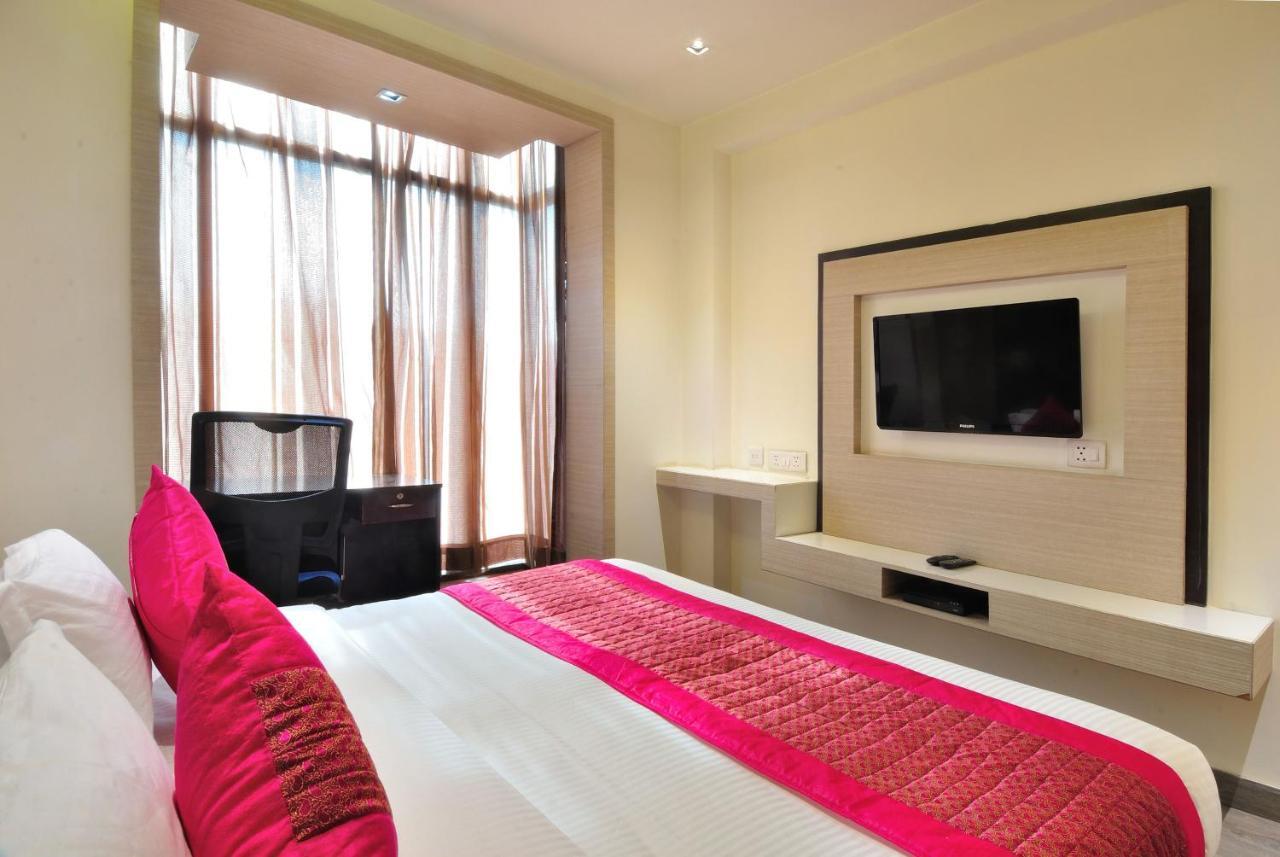 Hotel Royal Grand - Opposite Axis Bank East Patel Nagar New Delhi Exteriör bild